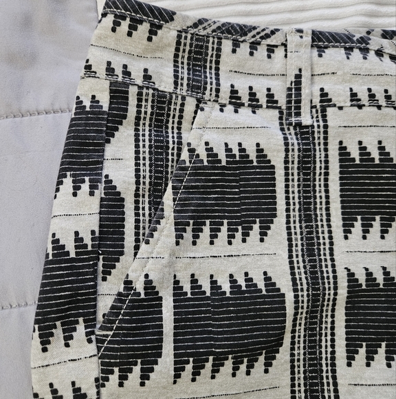 American Eagle Black and Cream Aztec  Patterned Women's Shorts Size 6 - Picture 3 of 6